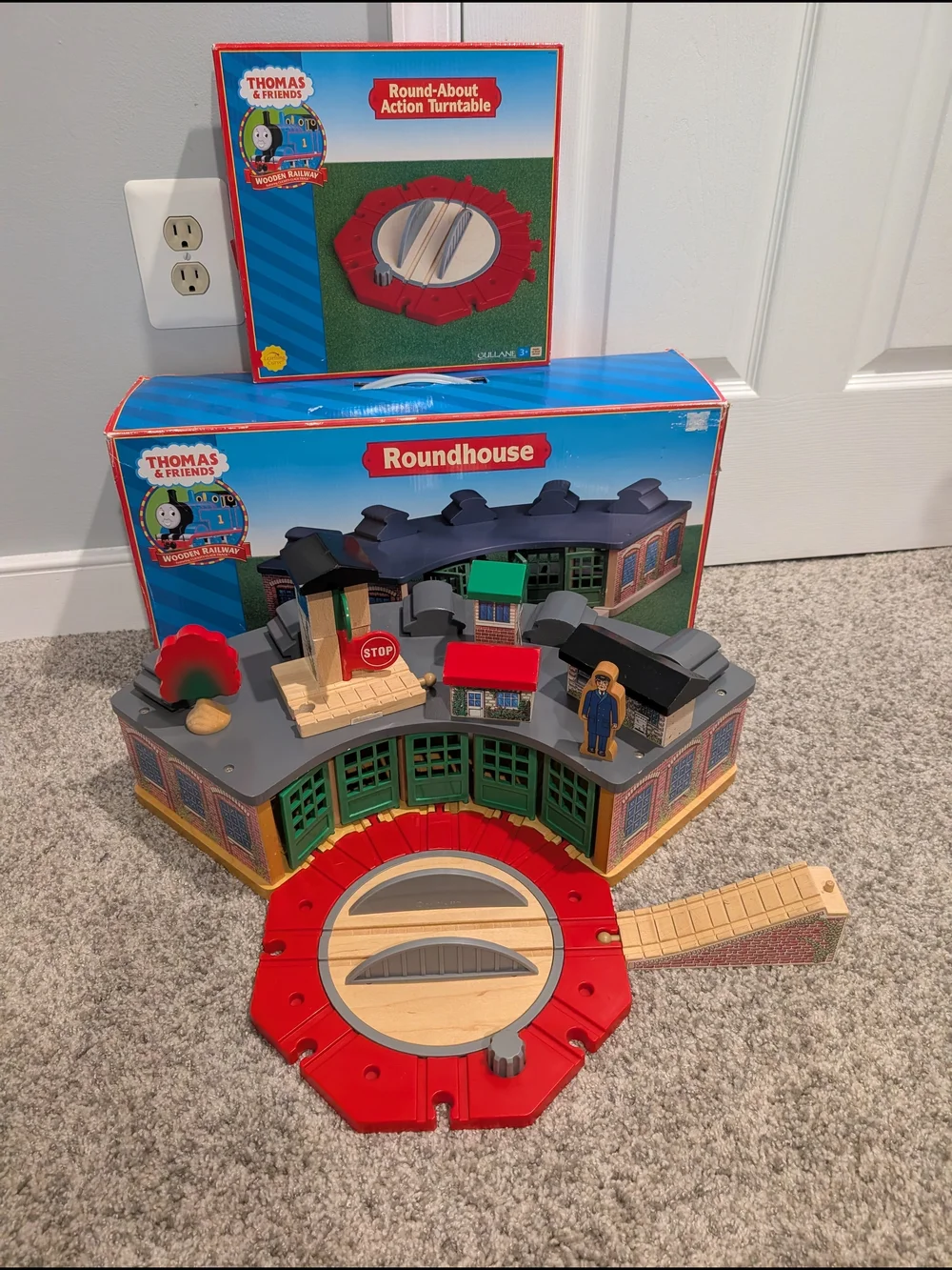 Thomas & Friends Red Roundhouse Playset with Round-About Action Turntable